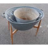 3 TIN BATHS OF VARYING SIZES & STAND