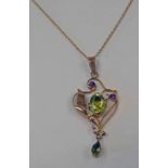 EARLY 20TH CENTURY 9CT GOLD AMETHYST & PERIDOT PENDANT ON A FINE CHAIN