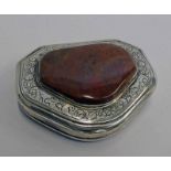 19TH CENTURY SCOTTISH SILVER & AGATE SNUFF BOX - 6CM WIDE,