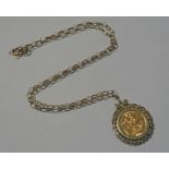 1915 SOVEREIGN IN A DECORATIVE 9CT GOLD MOUNT ON A 9CT GOLD CHAIN - 17.