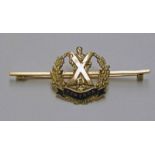 9CT GOLD & ENAMEL CAMERON HIGHLANDERS SWEETHEART BROOCH - 4.