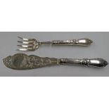 PAIR OF SILVER FISH SERVERS, THE PIERCED SILVER BLADE WITH PIERCED & ENGRAVED DECORATION,