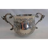 VICTORIAN SILVER 2-HANDLED PORRINGER DECORATED WITH MUSICIANS BY GIBSON & LONGMAN 1898 - 9CM TALL,