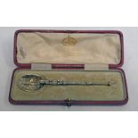 SILVER-GILT ANOINTING SPOON BY ELKINGTON & CO BIRMINGHAM 1910 IN A FITTED RED LEATHER CASE