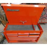 SNAP ON COUNTER TOP TOOL BOX WITH KEYS Condition Report: 43kg. 73cm long. 43cm deep.