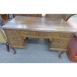 EARLY 20TH CENTURY MAHOGANY DESK WITH 5 DRAWERS & QUEEN ANNE SUPPORTS 76CM TALL X 122CM WIDE