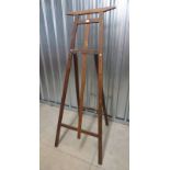 OAK EASEL HEIGHT 185 CM Condition Report: The item does not come with any pegs.