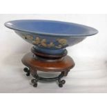 CHINESE PORCELAIN BLUE GLAZED SHALLOW DISH WITH WHITE FLORAL DECORATION ON HARDWOOD STAND