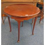 MAHOGANY CIRCULAR TABLE ON QUEEN ANNE SUPPORTS,