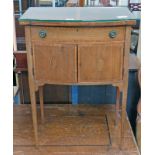 EARLY 20TH CENTURY CROSSBANDED MAHOGANY 2 DOOR CABINET WITH DECORATIVE BOXWOOD INLAY ON SQUARE