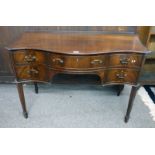 19TH CENTURY MAHOGANY DESK OF 5 DRAWERS WITH SERPENTINE TOP ON SQUARE TAPERED SUPPORTS,