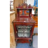 MAHOGANY DISPLAY CABINET WITH DECORATIVE MIRROR BACK OVER SHAPED TOP & GLASS PANEL DOOR WITH