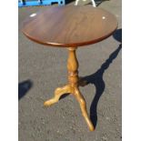 ERCOL ELM OCCASIONAL TABLE ON PEDESTAL WITH 3 SPREADING SUPPORTS,