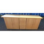 HULSTA OAK EFFECT SIDEBOARD OF 4 CENTRAL DRAWERS FLANKED EACH SIDE BY 2 PANEL DOORS,