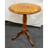 19TH CENTURY WALNUT CIRCULAR PEDESTAL TABLE WITH BURR TOP,