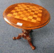 19TH CENTURY STYLE MAHOGANY CIRCULAR GAMES TABLE ON CARVED PEDESTAL WITH 3 SPREADING SUPPORTS