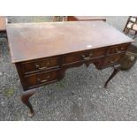 19TH CENTURY MAHOGANY DESK OF 5 DRAWERS ON QUEEN ANNE SUPPORTS WIDTH 109 CM X HEIGHT 76 CM