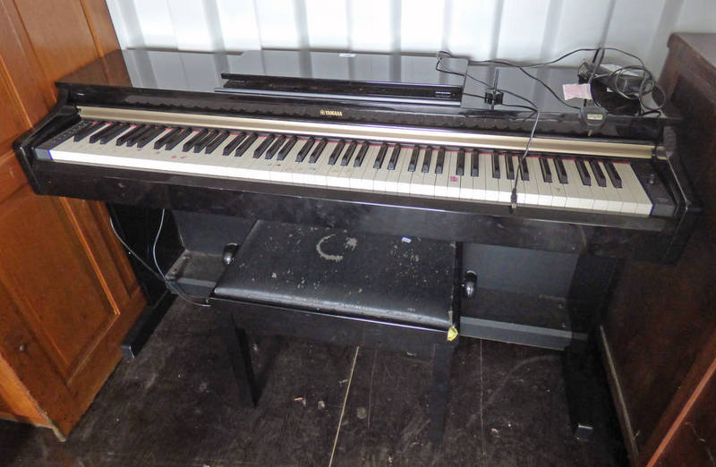 YAMAHA ELECTRIC KEYBOARD WITH STOOL Condition Report: The item is functional at