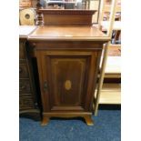 LATE 19TH/EARLY 20TH CENTURY MAHOGANY SINGLE DOOR BEDSIDE CABINET WITH DECORATIVE BOXWOOD INLAY,