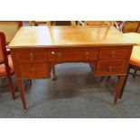 19TH CENTURY CROSSBANDED MAHOGANY DESK OF 5 DRAWERS ON SQUARE SUPPORTS WITH DECORATIVE INLAY.