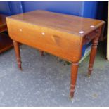 19TH CENTURY MAHOGANY PEMBROKE TABLE WITH SINGLE DRAWER ON TURNED SUPPORTS LENGTH 89CM