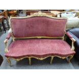 EARLY 20TH CENTURY SETTEE WITH DECORATIVE CARVING & SHAPED ARMS & SUPPORTS,