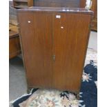 EARLY 20TH CENTURY CROSSBANDED MAHOGANY 2 DOOR GENTLEMAN'S WARDROBE WIDTH 76CM X HEIGHT 120CM