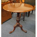 LATE 19TH OR EARLY 20TH CENTURY MAHOGANY CIRCULAR TOPPED TABLE ON CENTRE COLUMN WITH SPREADING