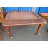 19TH CENTURY MAHOGANY EXTENDING DINING TABLE WITH EXTRA LEAF ON REEDED SUPPORTS,