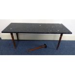 20TH CENTURY GRANITE TOPPED COFFEE TABLE ON REEDED MAHOGANY SUPPORTS LENGTH 107 CM