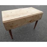 PEMBROKE TABLE ON TURNED SUPPORTS,