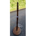 OAK STANDARD LAMP WITH TURNED COLUMN HEIGHT 106 CM