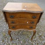 WALNUT 3 DRAWERS CHEST WITH SERPENTINE FRONT AND 2 LEAVES ON QUEEN ANNE SUPPORTS WIDTH 56 CM X