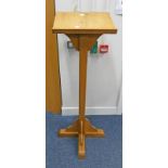 OAK LECTERN ON PEDESTAL WITH 4 SPREADING SUPPORTS,