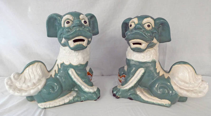 PAIR OF CHINESE PORCELAIN FU DOGS.