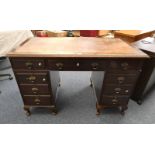 EARLY 20TH CENTURY MAHOGANY TWIN PEDESTAL DESK OF 9 DRAWER ON SHORT QUEEN ANNE SUPPORT WITH LEATHER