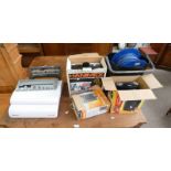 HANIMEX SLIDE PROJECTOR AND SCREEN,