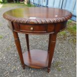19TH CENTURY STYLE MAHOGANY OVAL TOPPED LAMP TABLE WITH DRAWER AND UNDERSHELF ON REEDED