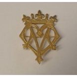 9CT GOLD LUCKENBOOTH BROOCH - 4.2CM LONG, 10.
