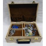 JEWELLERY BOX & CONTENTS INCLUDING LAPIS LAZULI BEAD NECKLACE, MARCASITE & ENAMEL BROOCHES,