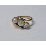 18CT GOLD 3-PEARL TWIST RING - 3.