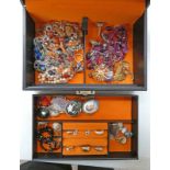 JEWELLERY BOX & CONTENTS OF VARIOUS JEWELLERY INCLUDING MOSAIC BROOCH AGATE BROOCH, VARIOUS RINGS,