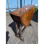 LATE 19TH CENTURY WALNUT SUTHERLAND TABLE ON TURNED SUPPORTS 60 CM TALL