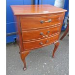 EARLY 20TH CENTURY MAHOGANY BOW FRONT 3 DRAWER BEDSIDE CHEST ON QUEEN ANNE SUPPORTS,