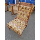 19TH CENTURY STYLE MAHOGANY FRAMED LADY'S CHAIR ON TURNED SUPPORTS