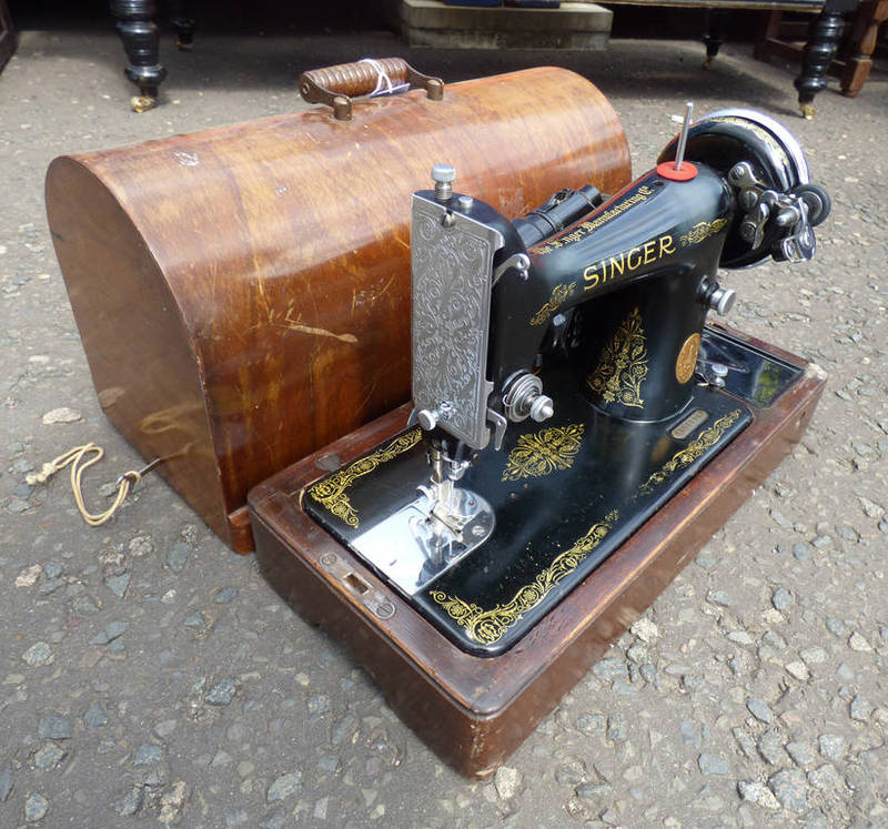 MAHOGANY CASED SINGER SEWING MACHINE, NO.