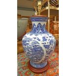CHINESE BLUE & WHITE TABLE LAMP WITH DRAGON DECORATION 40CM TALL