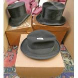 2 BOXED TOP HATS & MOORES OF LONDON FEDORA HAT Condition Report: Top hats are 19.