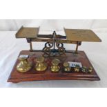 SET OF BRASS & MAHOGANY POSTAL SCALES BY WINDLE & BLYTH Condition Report: 13.