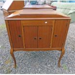 MAHOGANY CASED ELECTRON BELL TURNTABLE WITH BUILT IN PHILIPS RADIO RECEIVER BEHIND 2 PANEL DOORS